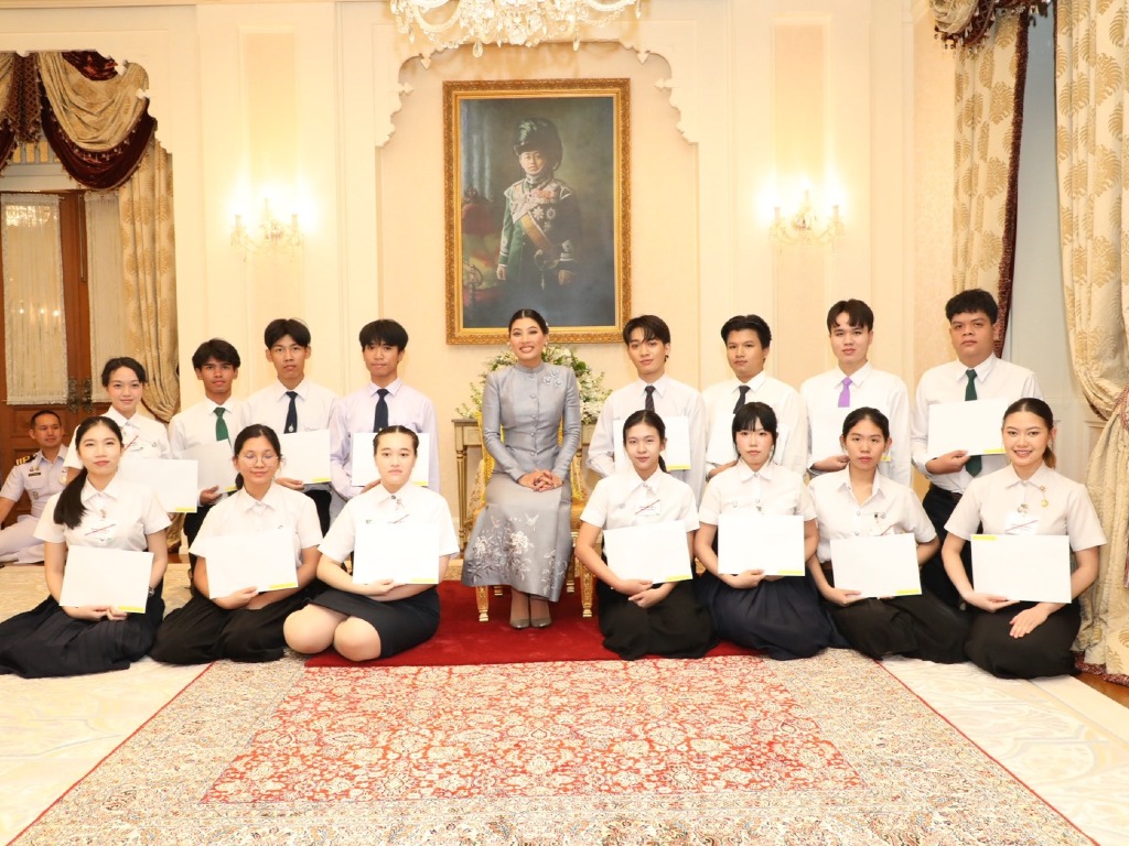 希里万纳瓦里公主殿下向两名泰国艺术大学学生颁发“Araya Silpa 基金会”卓越奖学金 - 2